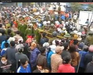 Hàng trăm dân bức xúc phản đối lực lượng cưỡng chế các hộ kinh doanh tại chợ Cầu, thôn Thanh Ấm sáng ngày 24 tháng 12 vừa qua