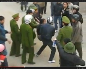 Công an mạnh bạo bắt bớ những người phản đối ở chợ Cầu, thôn Thanh Ấm sáng ngày 24 tháng 12 vừa qua. Chụp từ clip video